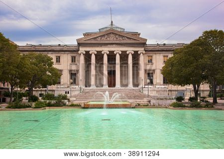 Le palais de justice, Marseille, Francie. Pohled zepředu