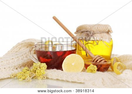 Gesunde Zutaten für die Stärkung der Immunität auf warmen Schal, isolated on white