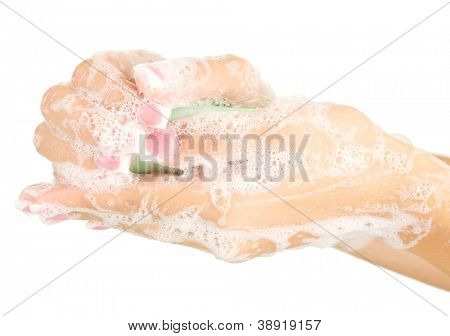 ผู้หญิงมือใน soapsuds บนพื้นหลังสีขาวอย่างใกล้ชิด