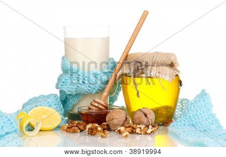 Gesunde Zutaten für die Stärkung der Immunität auf warmen Schal, isolated on white