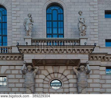 Ostrovsky Square 2a, Saint Petersburg, Russia, 11.10.2020. Ancient Sculpture Stands On Balcony Of Fa