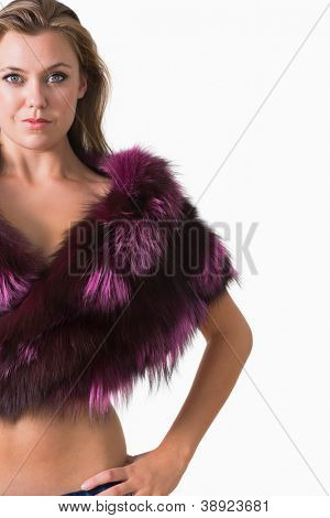 女人穿着粉红色的毛皮偷用双手叉腰