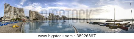 Vue panoramique sur le les plus grande piscine à San Alfonso, Algarrobo, Chili