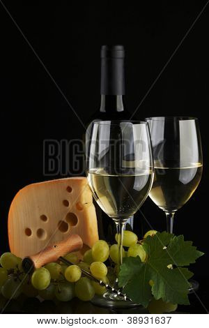 vino bianco e formaggio su nero