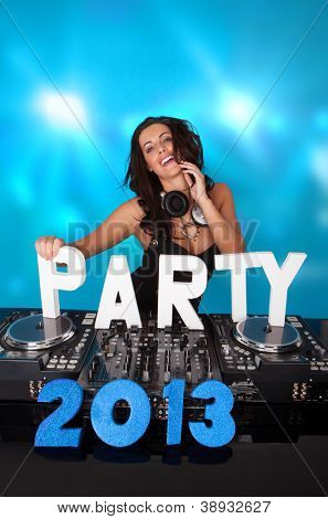 Temperamentní krásná bruneta DJ stojící na její míchání paluba s strany 2013 v bílé a modré písmeno