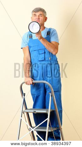 Superintendent ก่อสร้างนำซ่อมยืนบนบันได