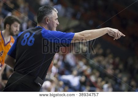 VALENCIA - 6 novembre: Referree durante la partita tra il Valencia Basket Club e il divieto di Eurocup Bakestball