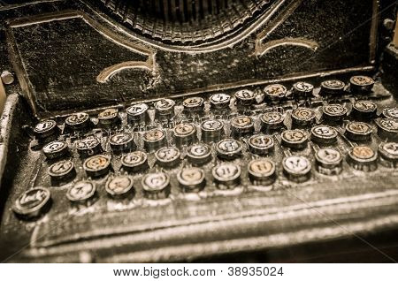 Botones de primer plano de la máquina de escribir vintage oxidado