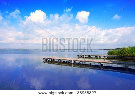 Valencia El Saler Albufera göl mavi gökyüzünün altında