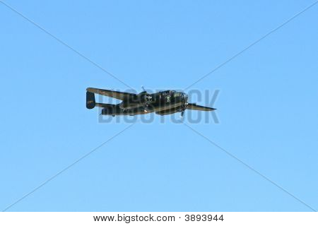 B-25 flyver lavt og hurtigt