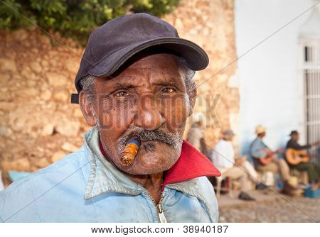 ตรินิแดด คิวบา-JANUARY12: ซิการ์คิวบานี่ไม่สามารถระบุได้ในวันที่ 12 มกราคม 2010.Trinidad, Cuba.Cubans ของ