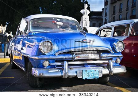 Havanna-január 8:Classic kék Plymouth január 8-án, 2010,Havana.Under a jelenlegi törvény a kormány p