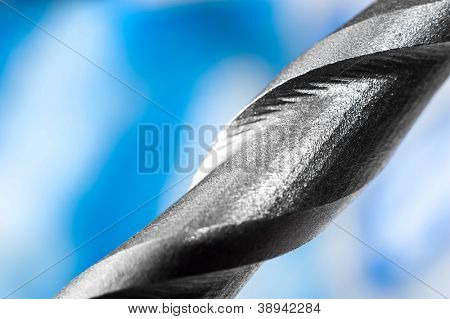 closeup macro de um metal pouco sobre fundo azul de perfuração