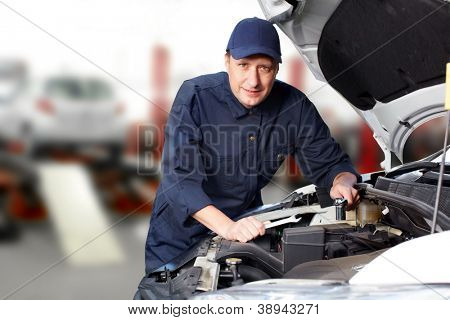 Bil mekaniker arbejder i auto reparationsservice.