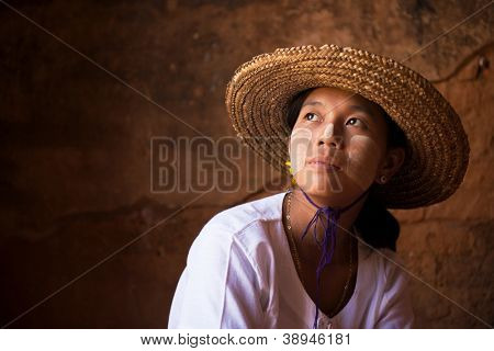 Traditionelle Myanmar pige i halm varmt ser væk