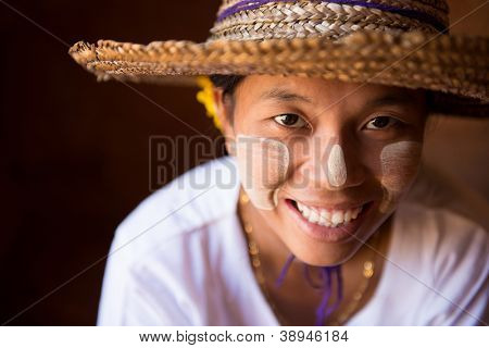 Smilende traditionelle Myanmar pige i stråhat