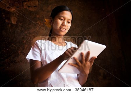 Myanmar pige ved hjælp af digitale tavle-pc'en.