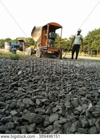 Utter Pardesh , India - Construction Workers Doing Work , A Picture Of Construction Workers Doing Wo