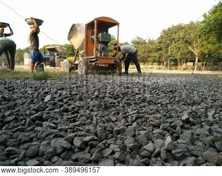 Utter Pardesh , India - Construction Workers Doing Work , A Picture Of Construction Workers Doing Wo