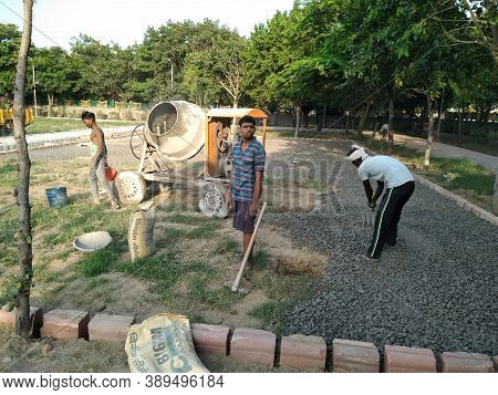 Utter Pardesh , India - Construction Workers Doing Work , A Picture Of Construction Workers Doing Wo