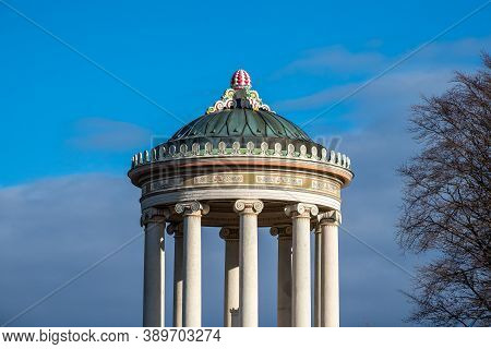 Monopteros - Greek Style Temple In Englischer Garten. Munich In Germany