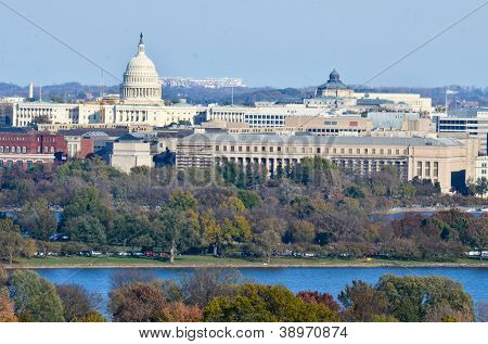 Washington DC skyline med Capitolium och andra federala byggnader i höst