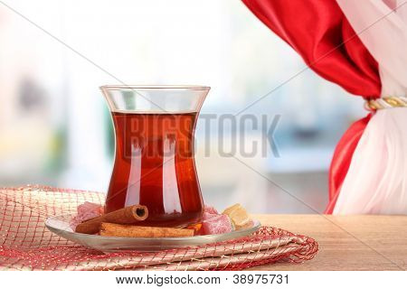 Glas türkischen Tee und Rahat Lokum auf Holztisch