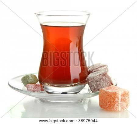 Glas türkischen Tee und Rahat Delight, isolated on white