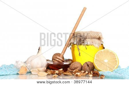 Gesunde Zutaten für die Stärkung der Immunität auf warmen Schal, isolated on white