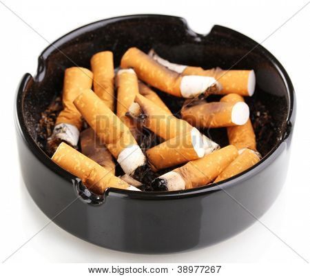 Pontas de cigarro no cinzeiro isolateed branco