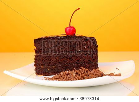 Çikolata sacher kek Sarı zemin üzerine