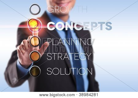 Business mand skubbe knappen for cconcepts fra en liste af muligheder