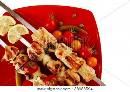 frisk grillet svinekød shish kebab på røde fad