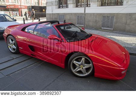 Praag , Tsjechie -   22 July 2020: Red Parked Ferrari F355 Gts Convertible In The Famous Red Ferarri