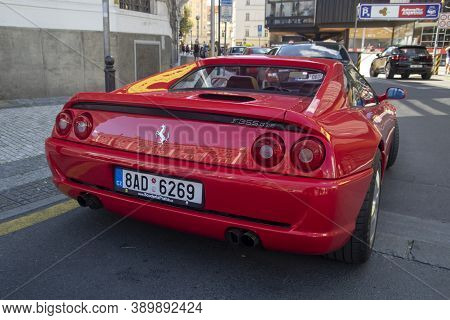 Praag , Tsjechie -   22 July 2020: Red Parked Ferrari F355 Gts Convertible In The Famous Red Ferarri
