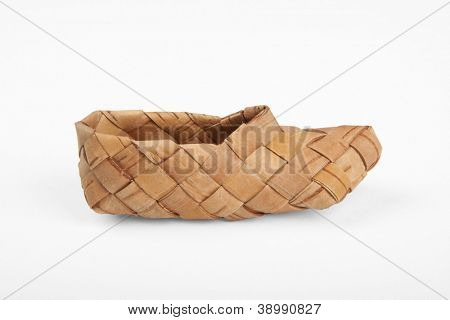 Bast, scarpe russi antichi, isolata on white