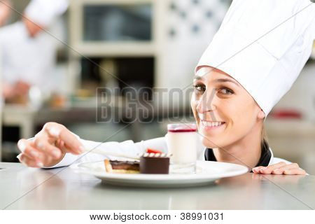 Cuoco, il pasticcere femminile, in hotel o ristorante cucina cucinare, lei è una dolce desse di finitura