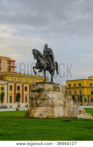 Tirana, Albanien - monument af Skanderbeg