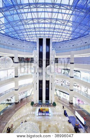 มอสโก - 7 กันยายน: มุมมองด้านบนของเวทีที่แฟชั่นโชว์ Kanzler ใน Afimall เมื่อ 7 กันยายน 2011 ใน M