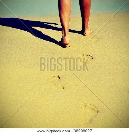 jemand zu Fuß auf dem Sand des Strandes im Sommer mit einem retro-Effekt
