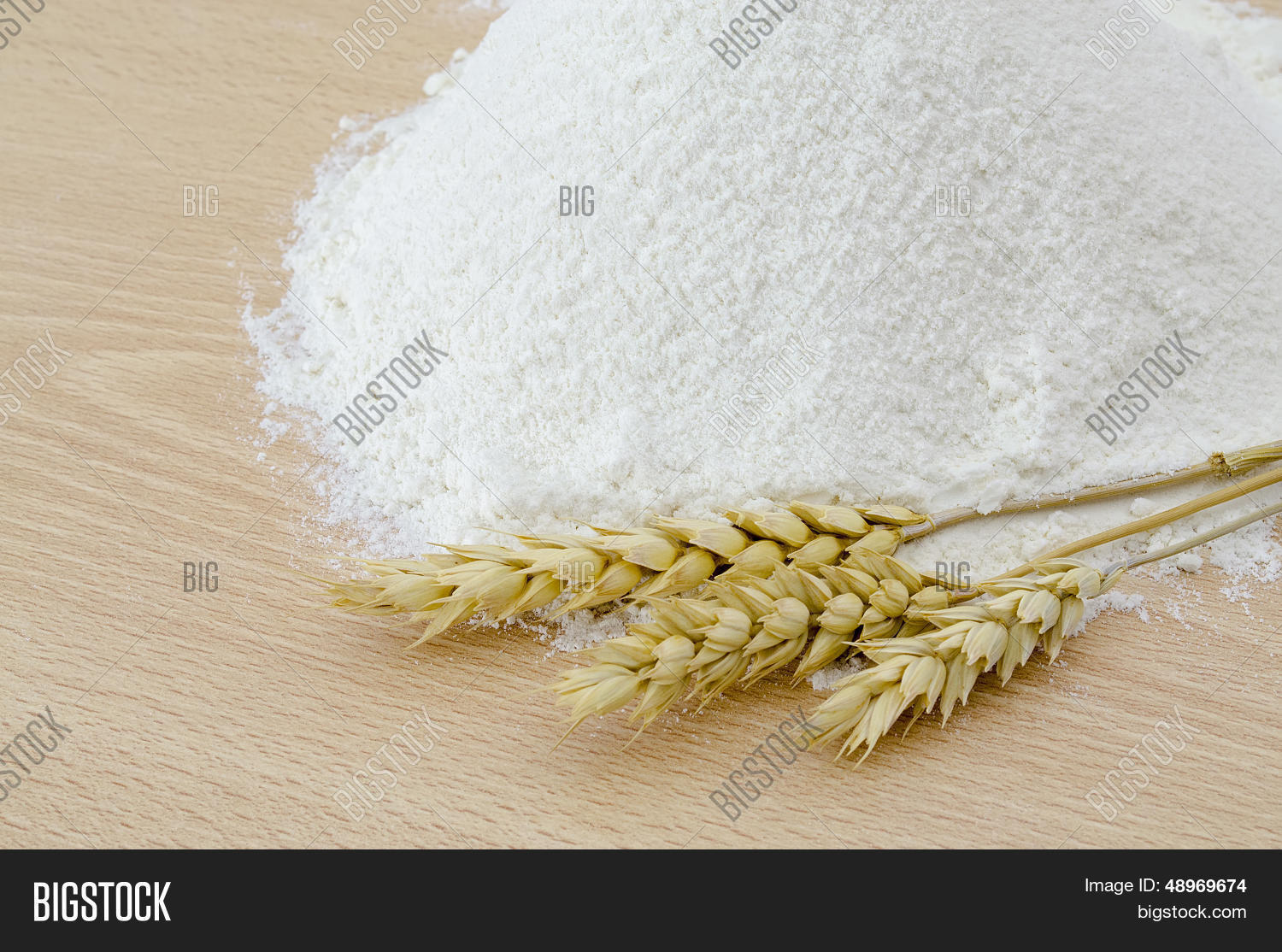 мука. мука и рядом пшеница. мука семолина. мука семола молино грасси 1 кг. российская мука мягких сортов пшеницы.