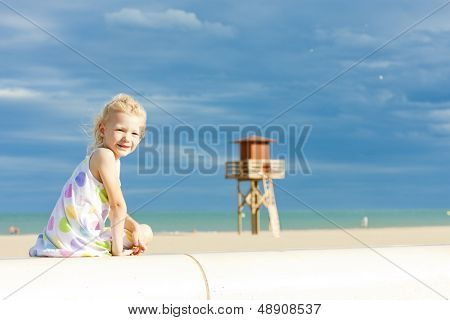dziewczynki na plaży w Narbonne Plage, Langwedocja-Roussillon, Francja