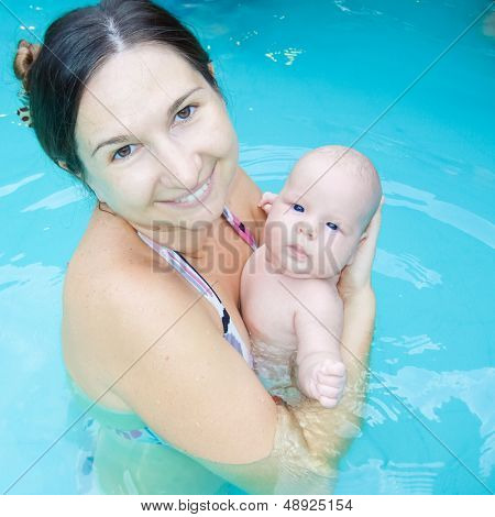Bébé et maman dans la piscine