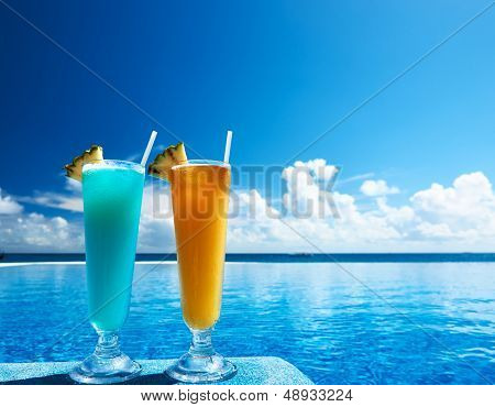 Cocktails nær swimmingpoolen