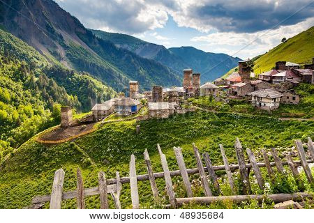 Vista del villaggio di Adishi. Alto Svaneti, Georgia, l'Europa. Montagne del Caucaso. Mondo di bellezza.