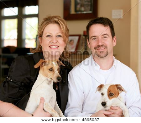 Couple heureux avec leurs chiens