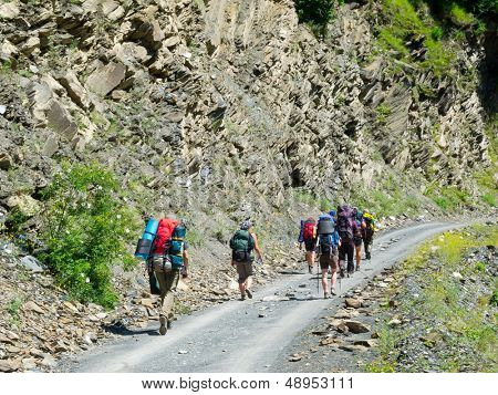 หนุ่มสาวนักเดินป่าใน Svaneti จอร์เจีย