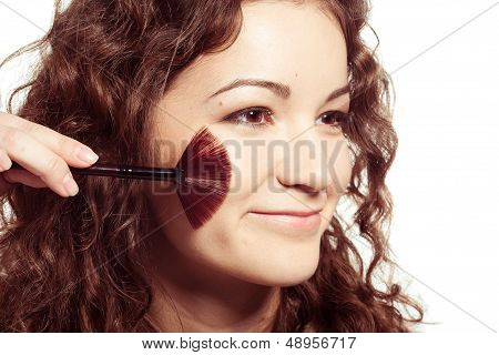 Frau macht make-up