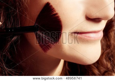 Frau macht make-up