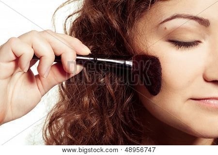 Frau macht make-up